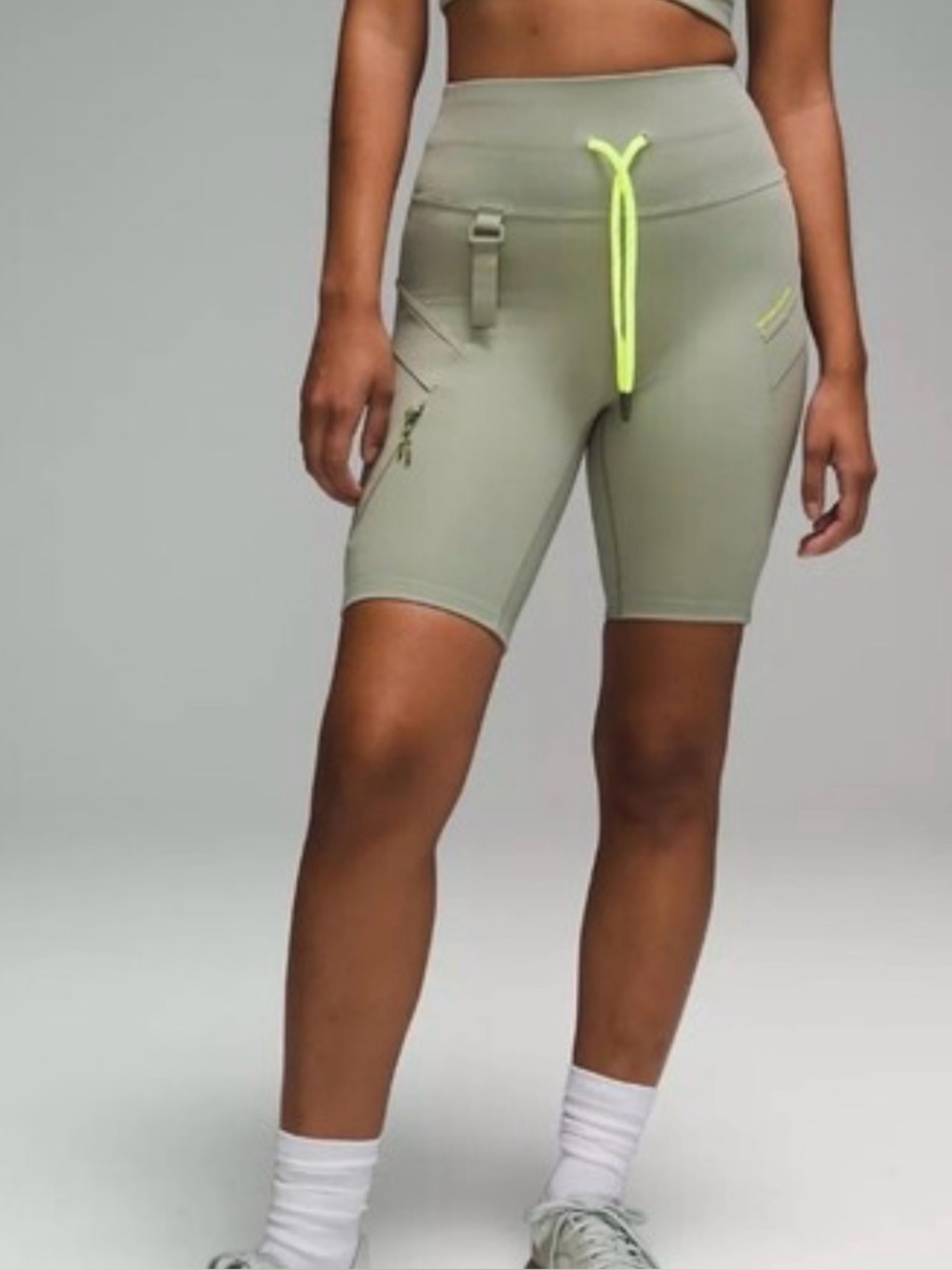 Lululemon Women’s hiking shorts in green, EUC, size 4
